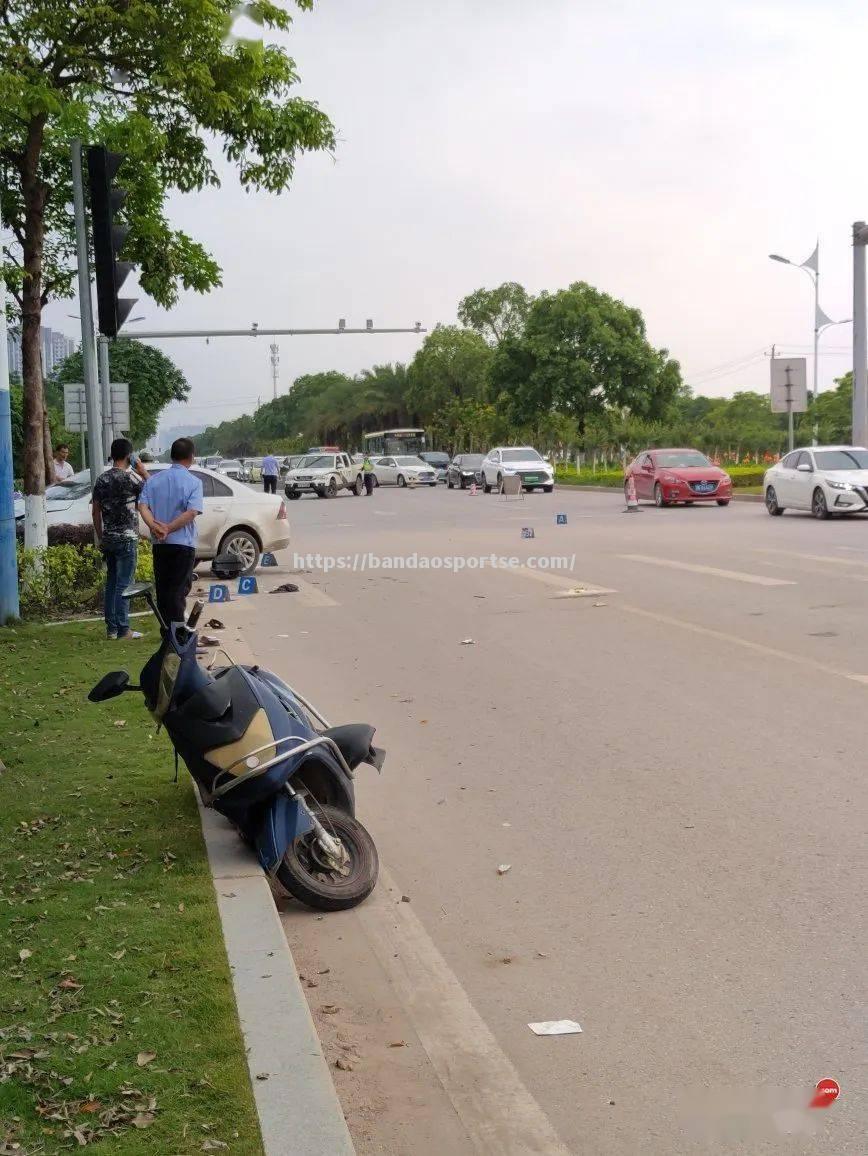 半岛体育-巴塞罗那赫罗纳发生交通事故造成多辆车损坏