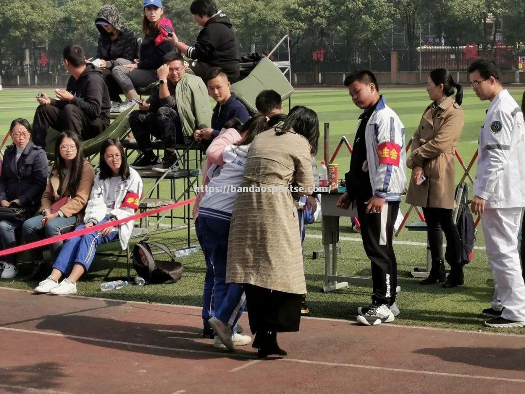 半岛体育-选手家属现场助威，助力选手奋力拼搏